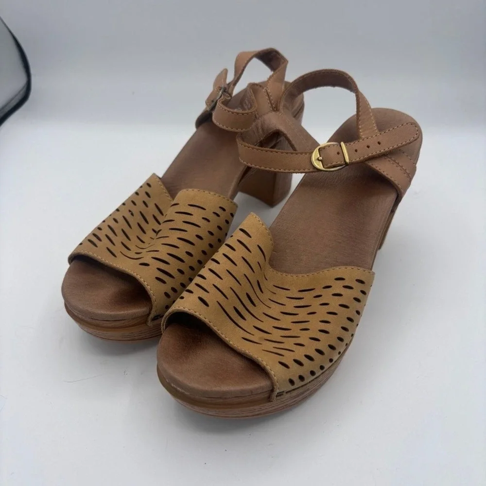Dansko Denita Sandal 38 Platform Tan Leather Perforated Clog Heel Woodgrain Boho